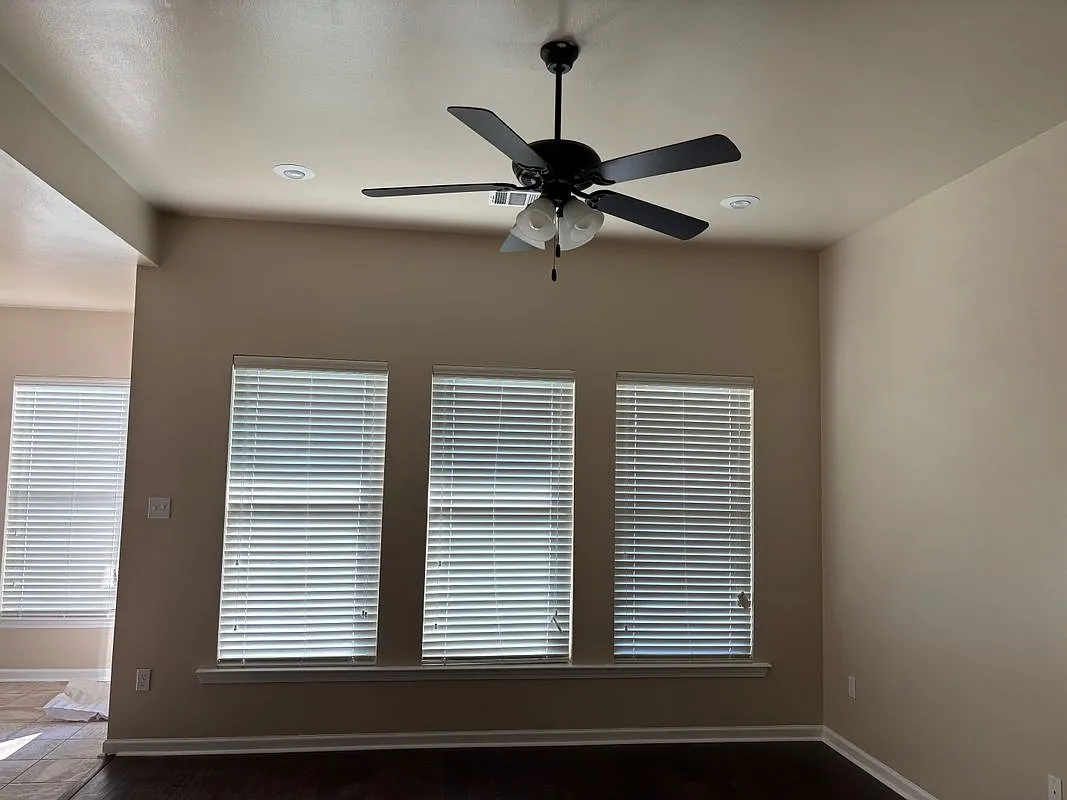 3 bed, 2.0 bath, 1498 sqft, $2,100 — Photo 3