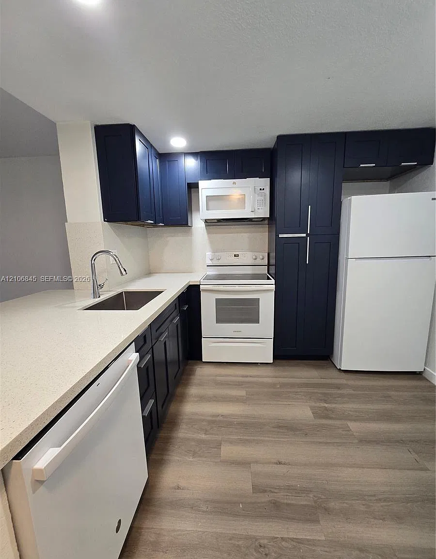 La Salle Park Condo — Photo 2