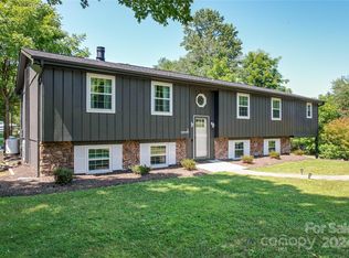 2 Lexington Ln, Hendersonville, NC 28792