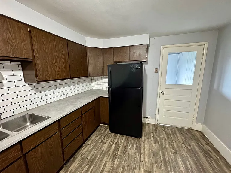 1810 Brownsville Rd — Photo 24
