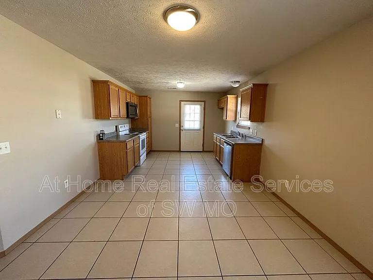 1211 N Northwood Ave — Photo 2