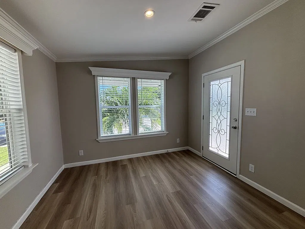 3 bed, 2.0 bath, 1296 sqft, $1,949 — Photo 3