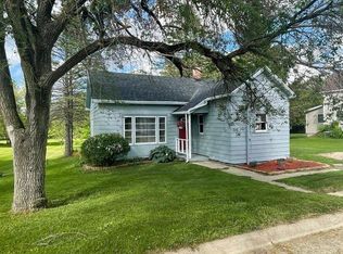 305 Grove St, Lena, IL 61048