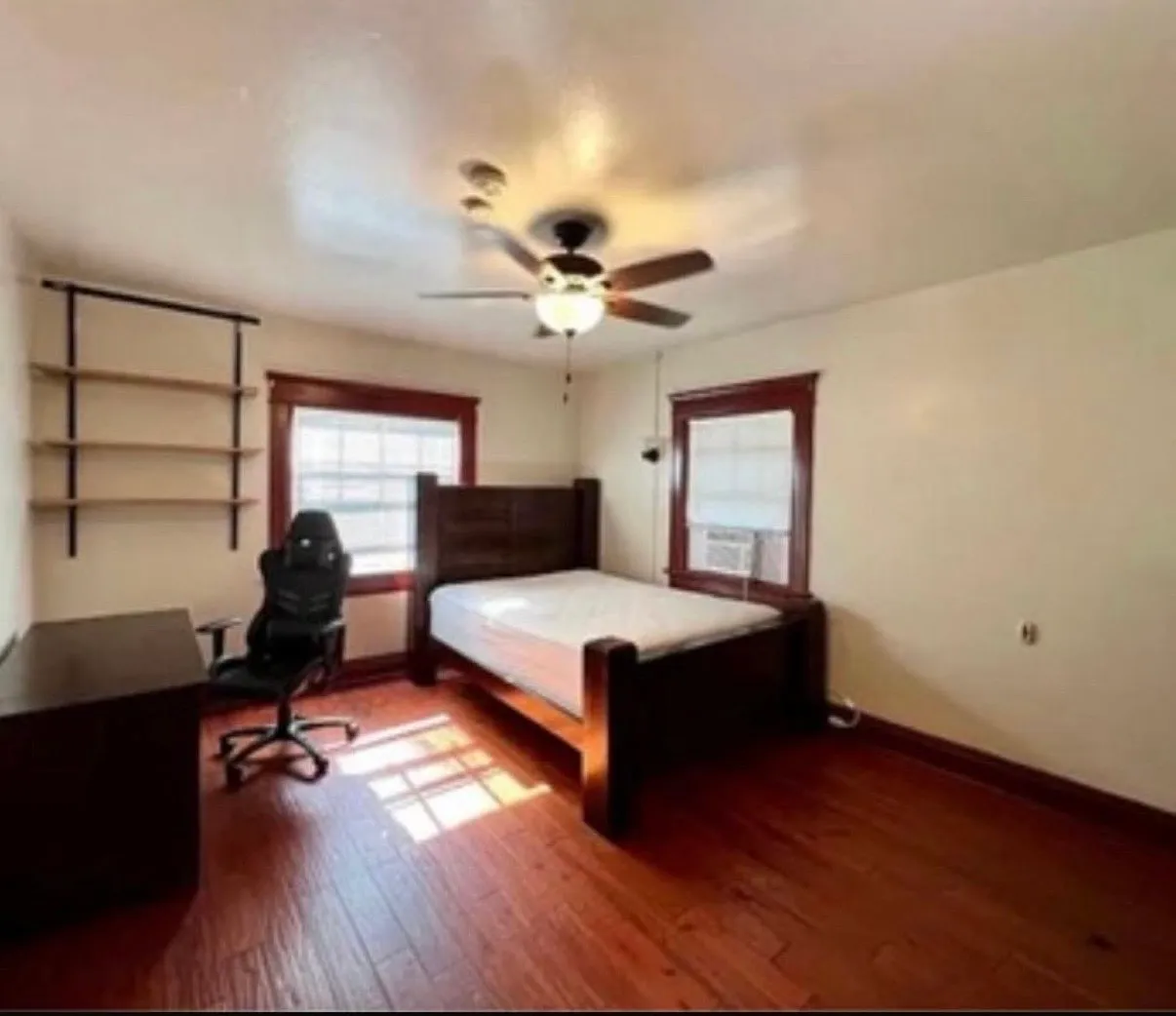 1 bed, 3500 sqft, $1,200 — Photo 2