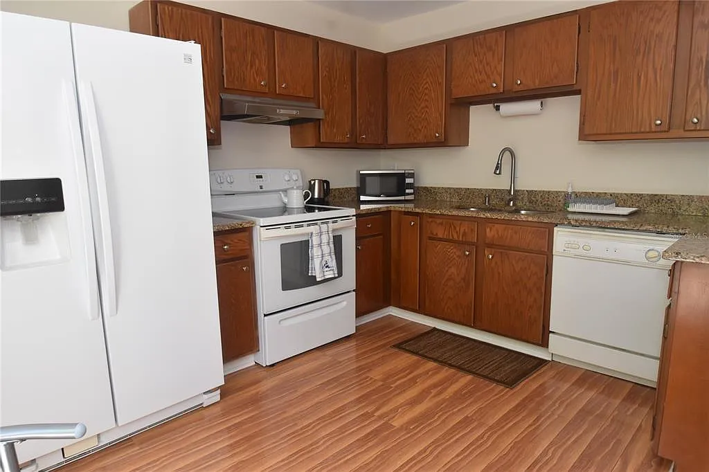 2 bed, 2.0 bath, 1077 sqft, $1,775 — Photo 2