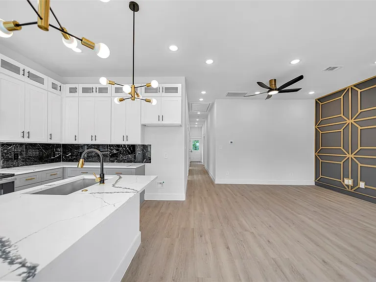 4834 Higgins St #B — Photo 8