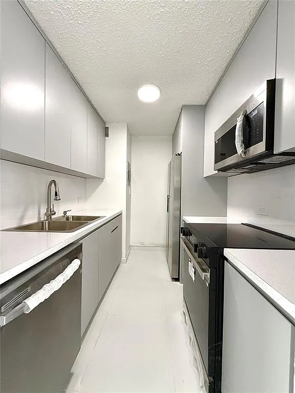 3 bed, 1.0 bath, 800 sqft, $1,800 — Photo 2