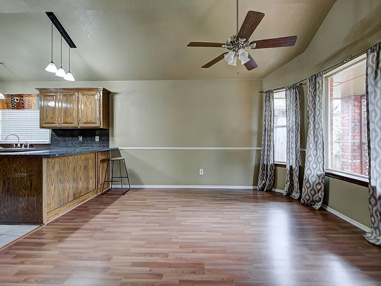 2912 Edinburg Dr — Photo 12
