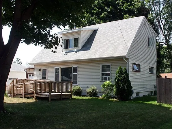 1765 Chatsworth St N, Roseville, MN 55113