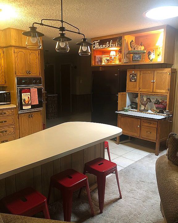 Roomy kitchen with bar 