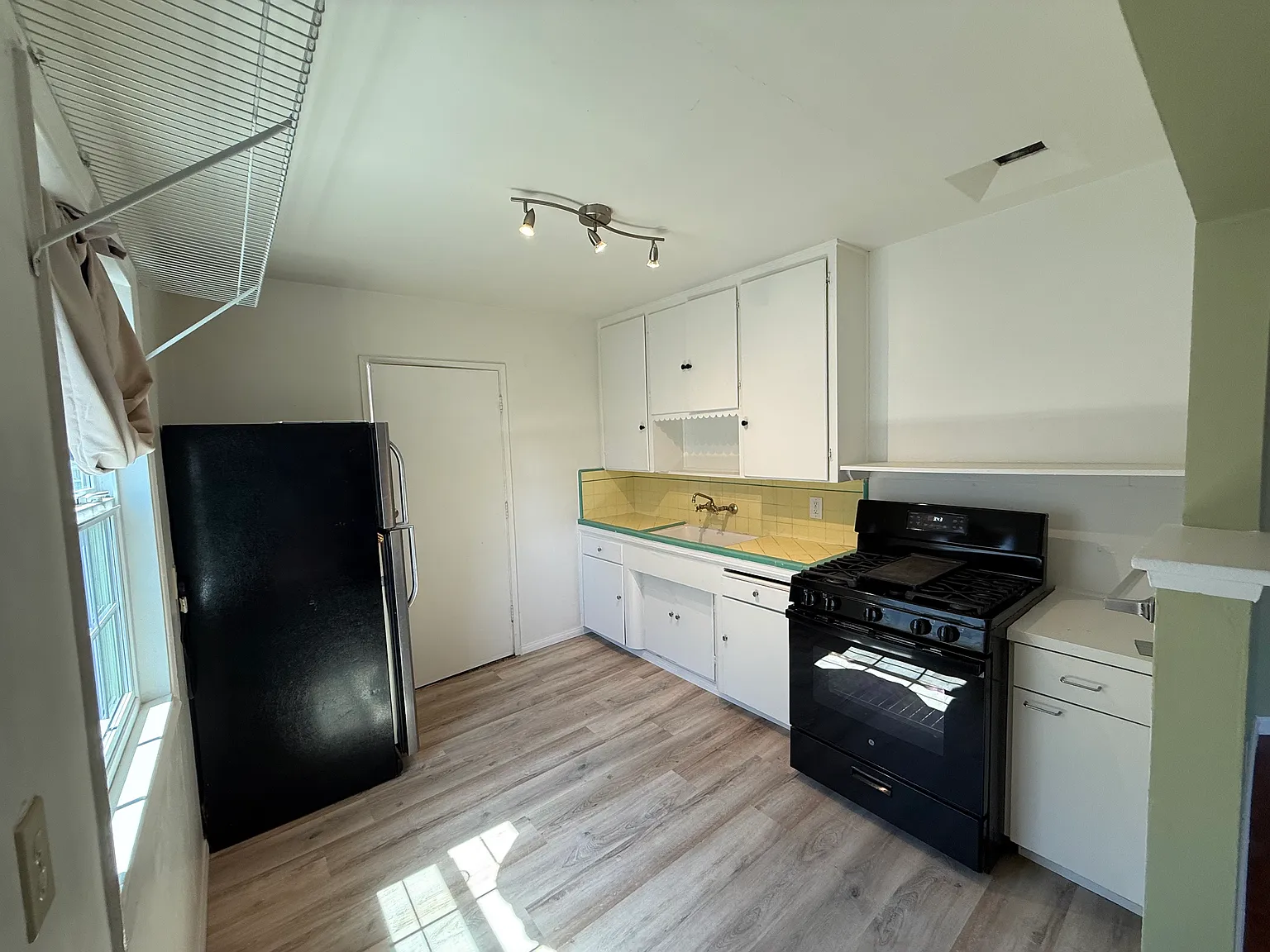 1247 Tobias Dr — Photo 2