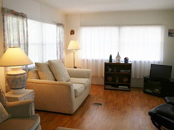 4th image of 7996 SE Wren Ave
