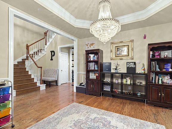 3rd image of 1627 Cantigny Ln