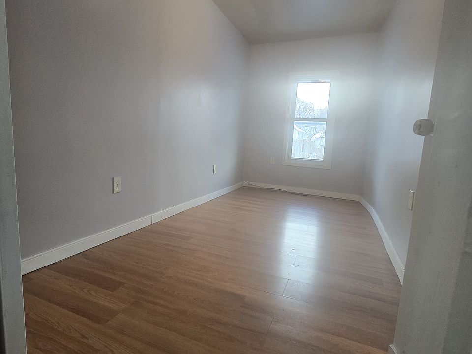 1st image of 914 Stark St Floor 2