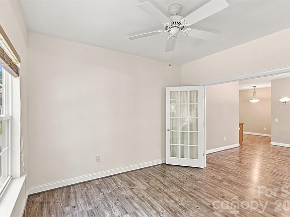 5th image of 3225 Abbey Walk Ln