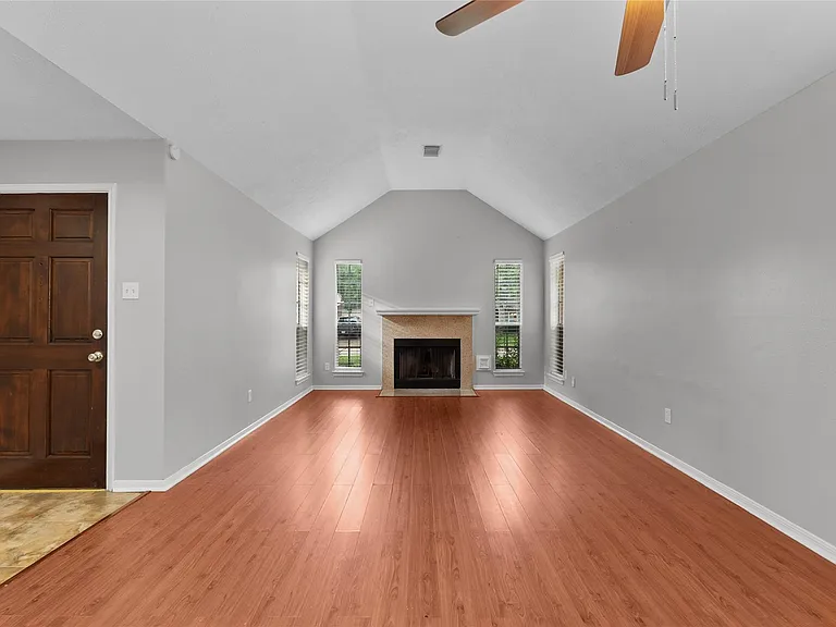 15834 Constitution Ln — Photo 4