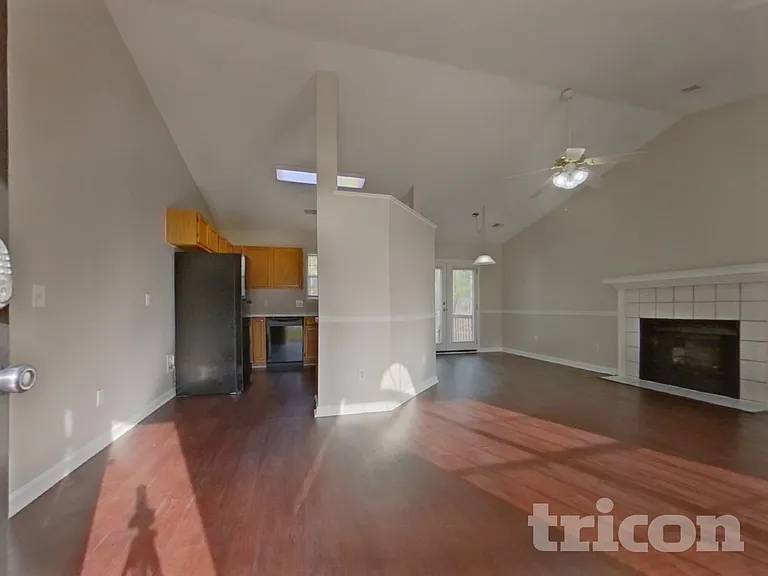 425 Northshore Ct — Photo 3