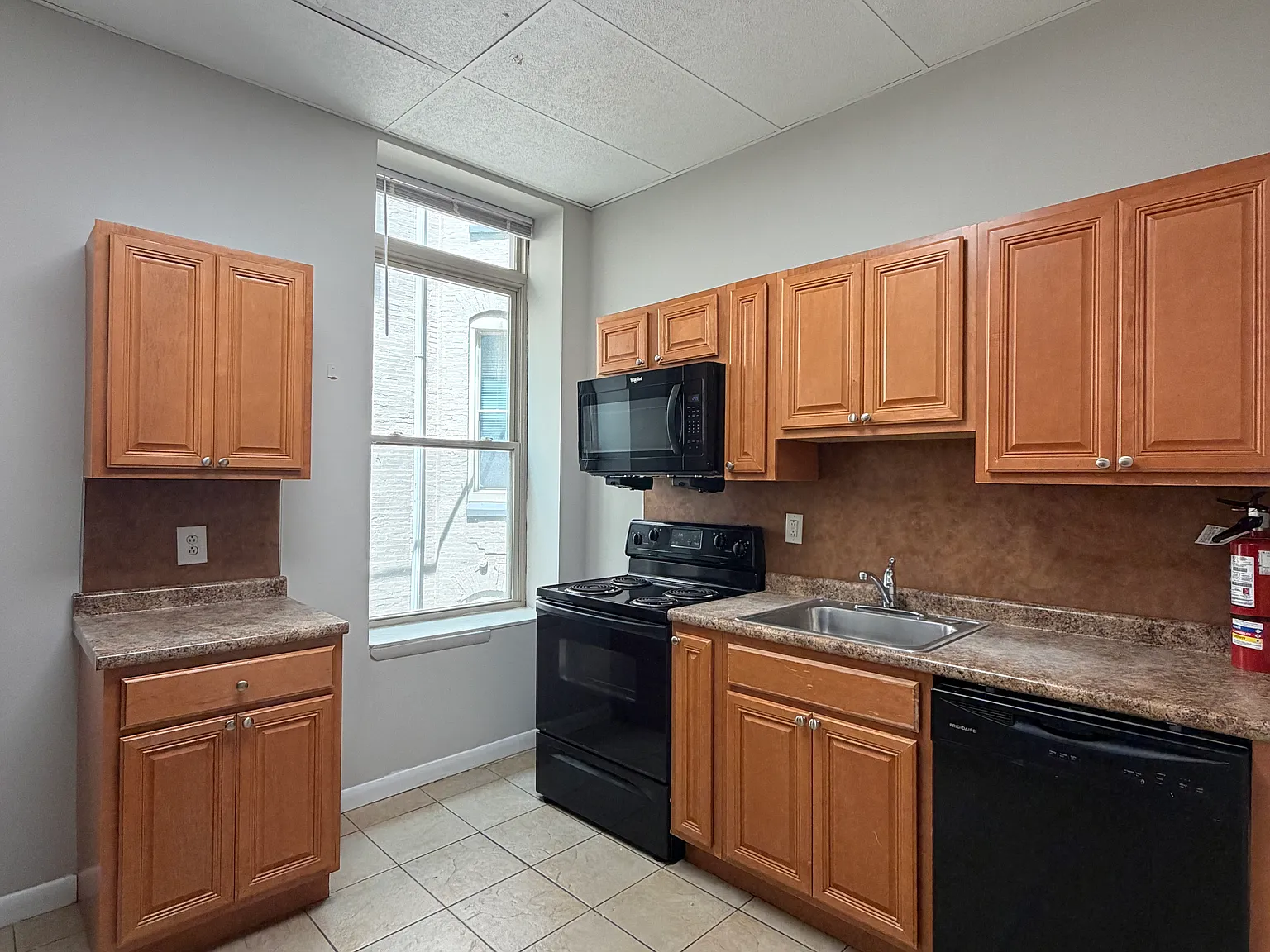 6 bed, 2575 sqft, $5,850 — Photo 3
