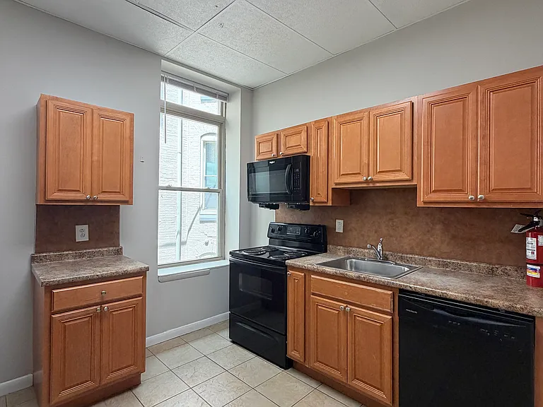 219 S 41st St #B — Photo 3