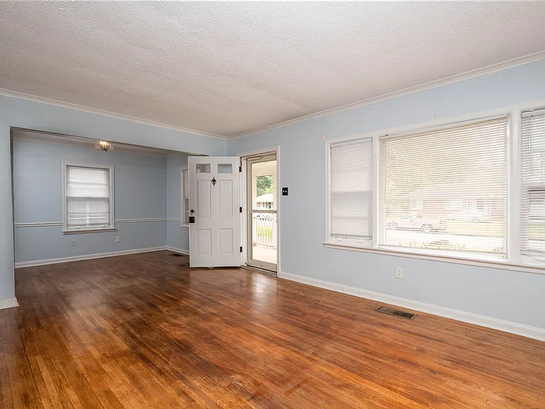 4586 Amboy Rd — Photo 3