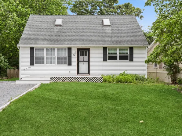 5 Coolidge Road, Hampton Bays, NY 11946