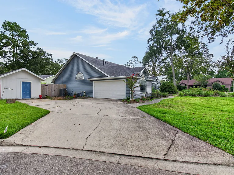 2324 NW 40th Pl — Photo 1