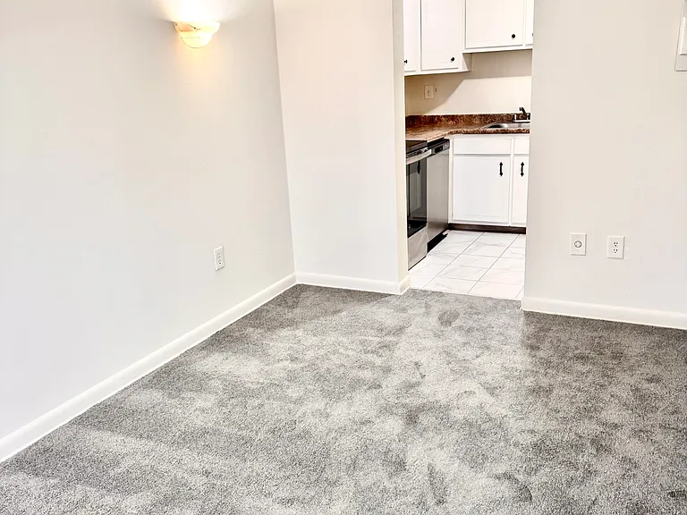 711 Farmington Ave — Photo 29