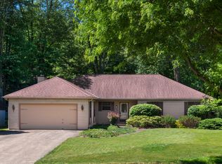5940 Wild Oak Dr, North Olmsted, OH