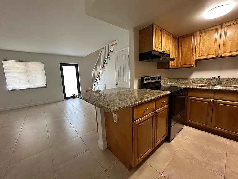 2705 NE 9th Ave — Photo 7