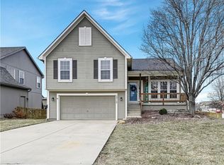 12112 S Redbud Ln, Olathe, KS 66061