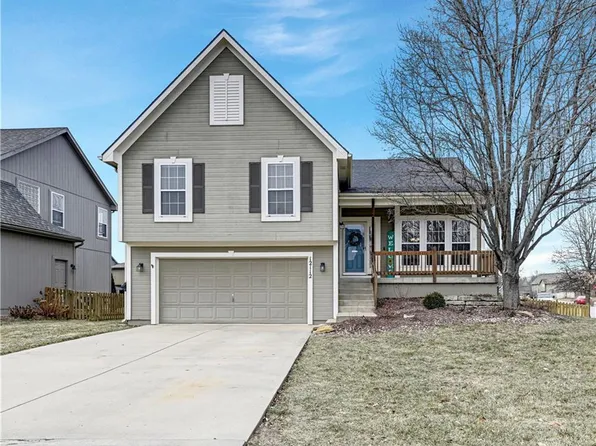 12112 S Redbud Ln, Olathe, KS 66061