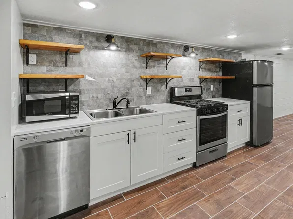 914 1/2 W 5th St, Pella, IA 50219