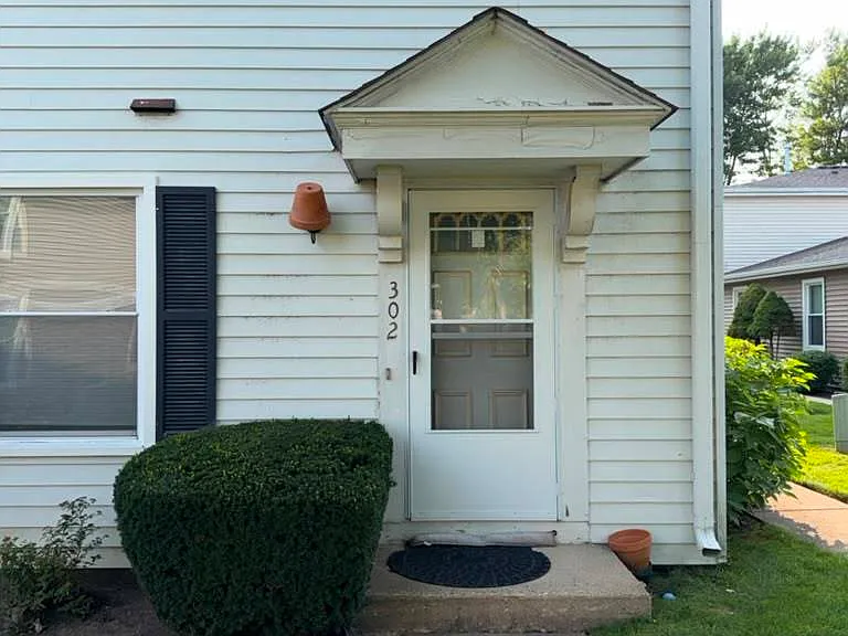 302 Creekside Dr — Photo 2
