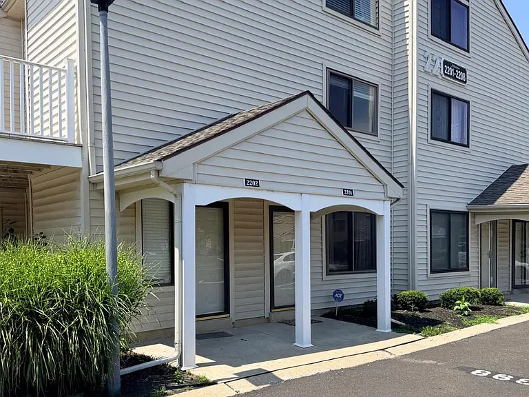 2202 Sandra Rd — Photo 2