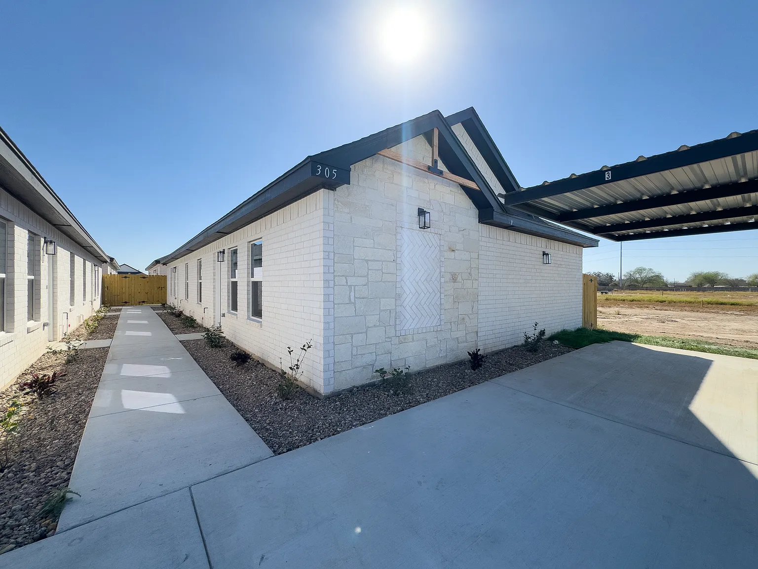 3 bed, 957 sqft, $1,099 — Photo 2