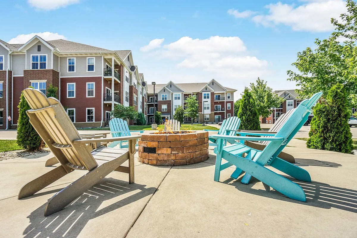 Elan Apartments Outdoor Picnic Area - Elan