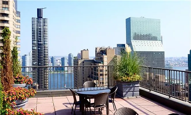 Sold by R New York | media 3