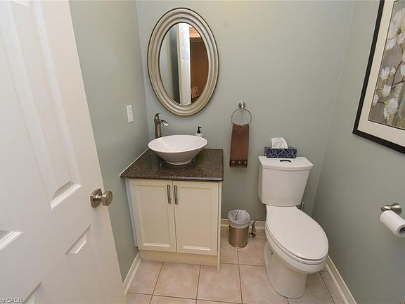 5th image of 470 Amanda Cres