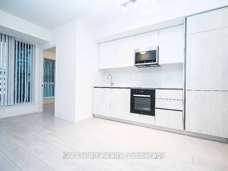 400 King St W #523 — Photo 6