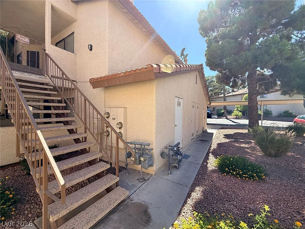 1 bed, 1.0 bath, 593 sqft, $1,200 — Photo 1