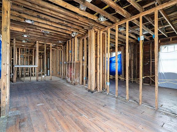6th image of 1008-10 Charbonnet St