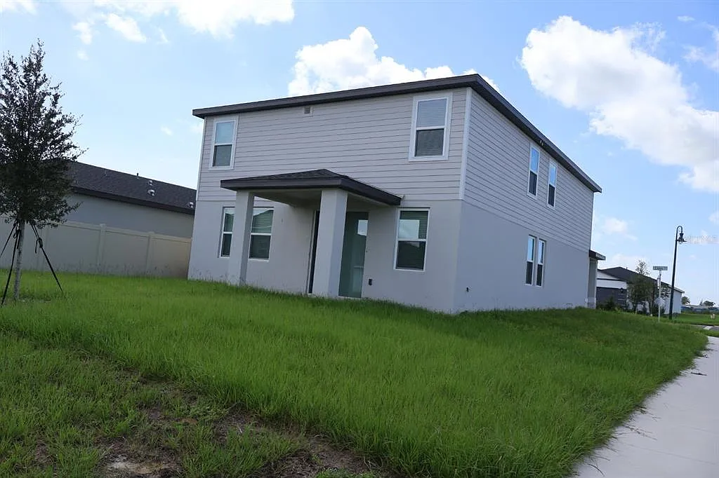 4 bed, 2.5 bath, 2631 sqft, $2,300 — Photo 4