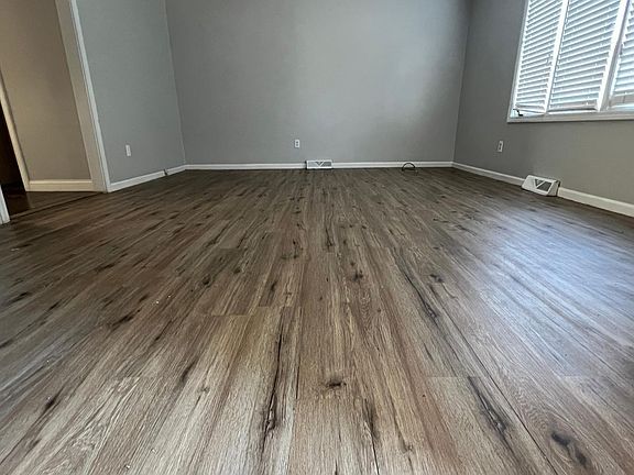 3rd image of 501 E Woodbridge Ln