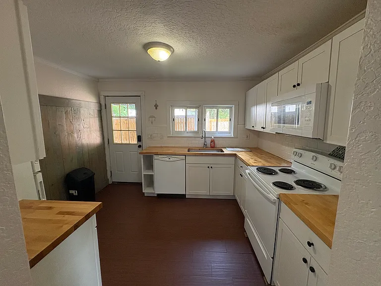 350 N Lakeview Dr #A — Photo 2