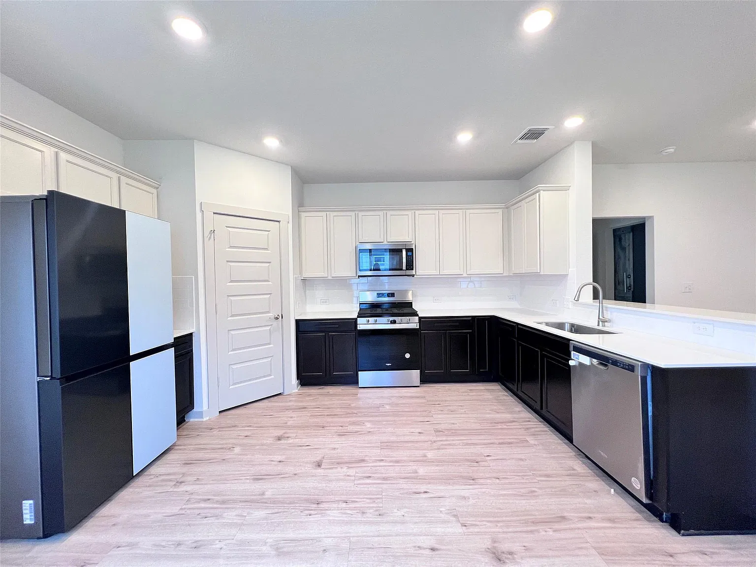 4 bed, 2.5 bath, 2189 sqft, $2,300 — Photo 4