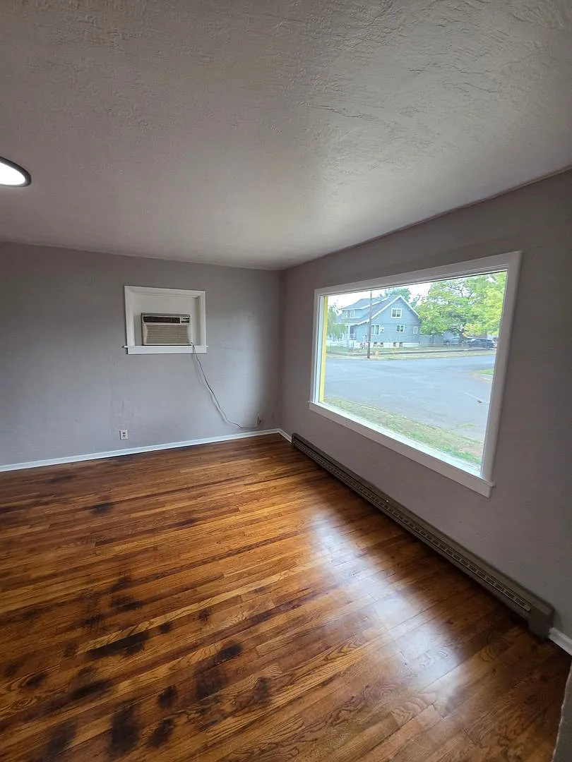 House with basement - Pets On Approval — Photo 3
