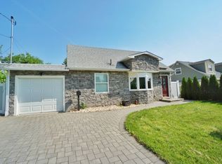 25 Kendall Dr, Parlin, NJ 08859