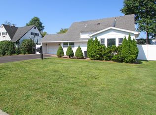 30 Middle Ln #1, Westbury, NY 11590