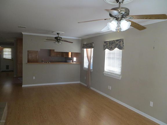3rd image of 206 Woodoak Cir