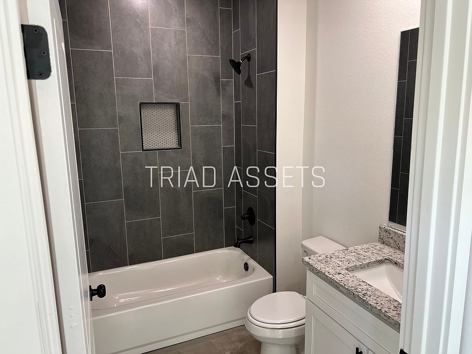 3 BED-SECONDARY BATH
LEFT UNIT 2214